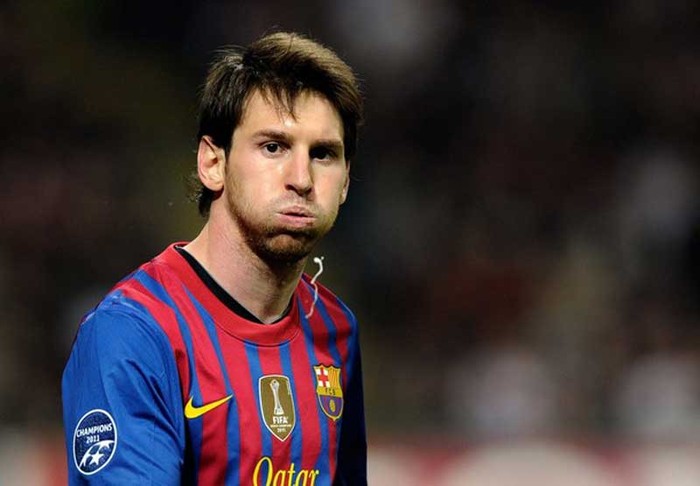 3) Lionel Messi sẽ có bàn thắng thứ 50 tại Champions League: Mới chỉ có 5 người vượt qua được cột mốc đó trong sự nghiệp mà Raul là người ghi nhiều bàn thắng nhất (71 bàn). Vậy thì với việc đã có tới 49 bàn thắng sau 65 trận ra sân tại đấu trường này ở tuổi 24, Messi chắc chắn sẽ vượt qua mốc 50 bàn thắng và biết đâu còn vượt qua cả Raul và đạt tới mốc 100? Trận lượt về tại Nou Camp sẽ là cơ hội không thể tốt hơn để Messi có pha lập công thứ 50, bởi anh sẽ nhận được sự cổ vũ của gần 10 vạn người xứ Catalan.