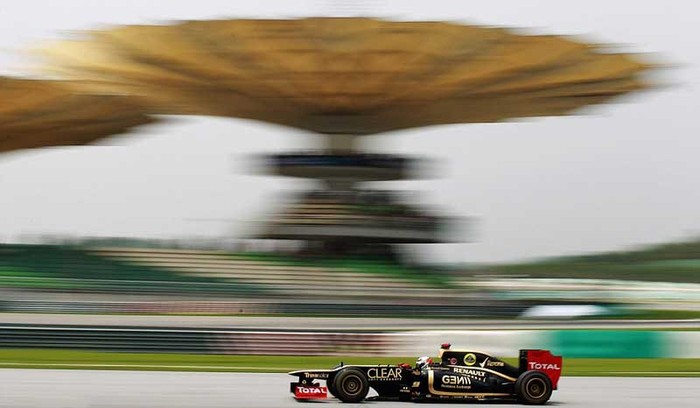 Chiếc Lotus của Kimi Raikkonen trên đường đua Sepang trong cuộc đua thử trước thềm Malaysia Grand Prix