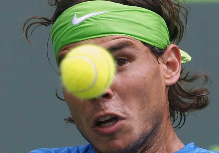 Bóng bay trước mặt tay vợt Rafael Nadal trong trận đấu với Kei Nishiroki tại giải Sony Ericsson mở rộng