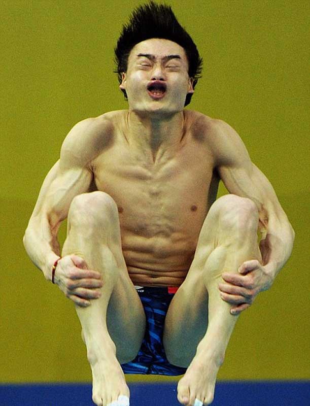 VĐV nhảy cầu Qin Kai thi đấu ở giải Vô địch lặn thế giới tại Bắc Kinh