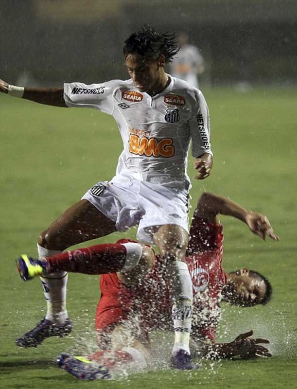 Neymar của Santos bị cản phá bởi Alfredo Rojas (áo đỏ) của Juan Aurich tại Copa Libertadores