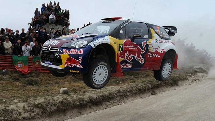 Chiếc Nasser Al Attiya bay cao trên đường đua tại giải đua xe địa hình WRC Fafe Rally