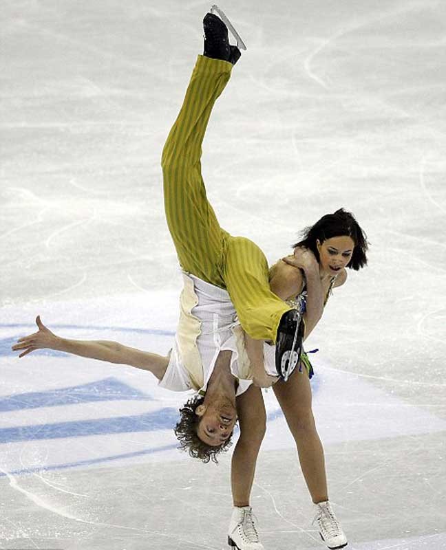 Fabian Bourzat (áo trắng) thực hiện cú lộn người trong lúc biểu diễn cùng bạn nhảy Nathalie Pechalat tại giải Vô địch thế giới trượt băng nghệ thuật