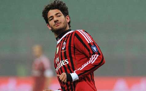 Pato có tên trong danh sách thi đấu của Milan tại Nou Camp