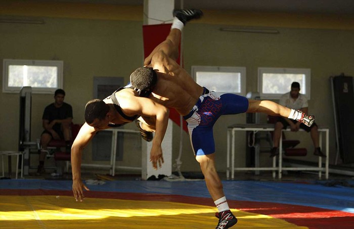 Đô vậy Haithem Belaiech (quần xanh) quật ngã đối phương trong lúc tập luyện chuẩn bị cho Olympic 2012