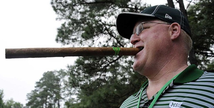 Một khán giả hút điếu xì gà loại đặc biệt được BTC giải golf Masters Tournament tặng