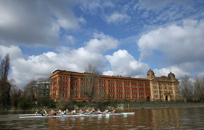 Thuyền Xanh và thuyền Vàng của đội đua thuyền trường đại học Cambridge tập luyện trên sông Thames để chuẩn bị cho giải vô địch đua thuyền của các trường đại học Vương quốc Anh