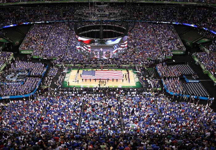 Góc nhìn từ phía trên nhà thi đấu Mercedes-Benz Superdome, trước thềm trận chung kết giải vô địch bóng rổ Đại học quốc gia toàn Mỹ (NCAA) giữa Kentucky Wildcats và Kansas Jayhawks