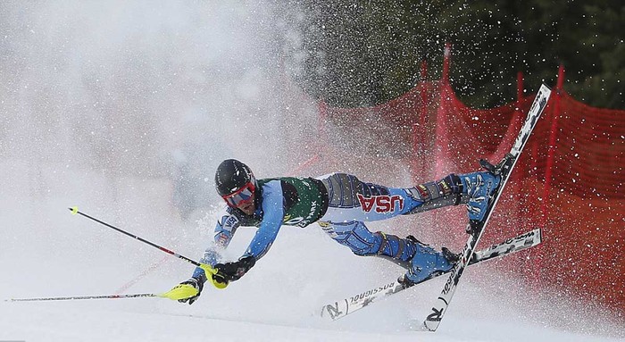 Seppi Stiegler (Mỹ) trượt ngã trong lúc diễn ra phần thi trượt tuyết có chướng ngại vật tại giải vô địch Alpine