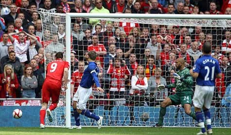 Andy Carroll bỏ lỡ rất nhiều cơ hội nhưng lại là người ghi bàn quyết định chiến thắng cho Liverpool