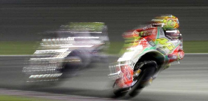 Tay đua Valentino Rossi của đội đua Ducati tham gia vào một phần diễn tập tự do ở trường đua quốc tế Losail ở Doha, Qatar.