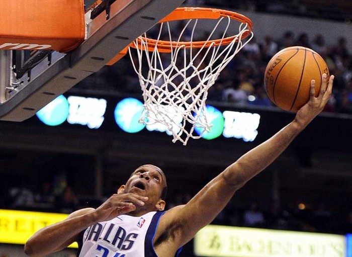 Brandan Wright của Dallas Mavericks thực hiện cú dunk trong trận đấu với Sacramento Kings.