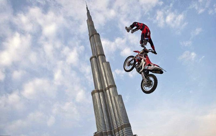 Josh Sheehan biểu diễn trước tòa nhà Burj al Khalifa trước thềm giải Red Bull X-Fighters World Toure.