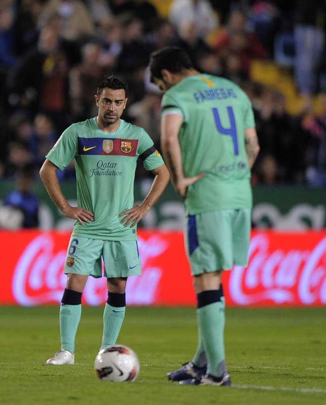 Xavi bị đưa ra khỏi sân ở giờ nghỉ giải lao trận thắng Levante cuối tuần trước. Xét theo tình thế bị dẫn trước và cần phải thắng để bám theo Real Madrid khi đó, ta không thể coi đây là một sự thay người chiến lược mà chỉ có thể là chấn thương. Cesc Fabregas sẽ có lần trở lại nước Anh đầu tiên kể từ khi chuyển tới Nou Camp, và kinh nghiệm thi đấu của anh tại Stamford Bridge sẽ là một nhân tố quan trọng của trận đấu. David Villa, Eric Abidal và Andreu Fontas tiếp tục vắng mặt.