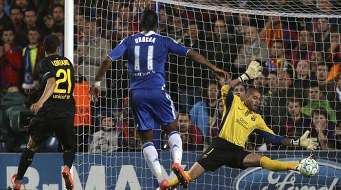 Nhận đường chuyền của Ramires, Drogba đánh bại Victor Valdes để mở tỷ số cho Chelsea.