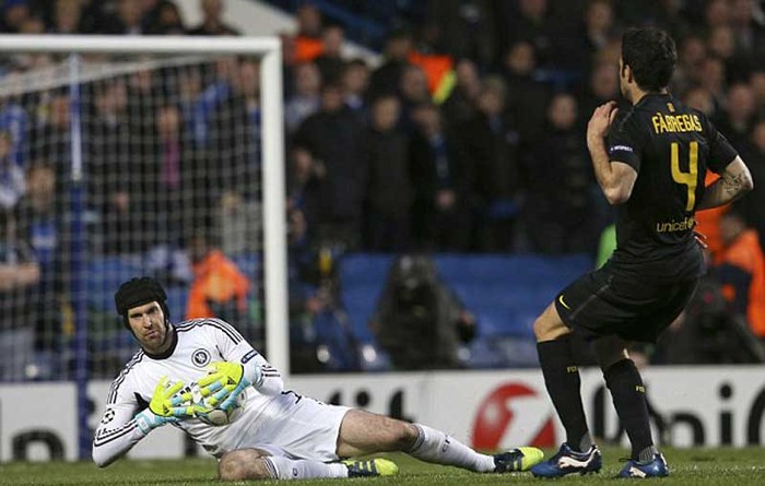 Cech cản phá một cú sút tầm gần của Cesc Fabregas.