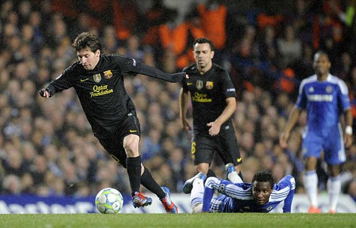 Lionel Messi bỏ lại Mikel ở phía sau để thực hiện một pha đột phá trung lộ.