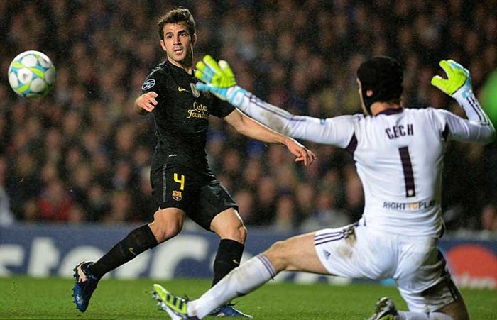 Cú dứt điểm của Fabregas thắng được Cech nhưng Ashley Cole kịp lao về cứu nguy trên vạch vôi.