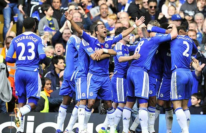 Các cầu thủ áo xanh vây quanh Terry sau bàn thắng
