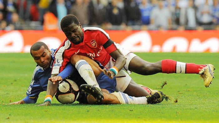 18/4/2009: Emmanuel Eboue va chạm với Ashley Cole trong chiến thắng 2-1 của Chelsea trước Arsenal tại bán kết FA Cup.