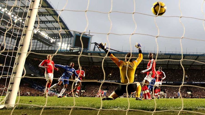 7/2/2010: Drogba lại ghi bàn vào lưới Arsenal. Thành tích của anh là 13 bàn trong 11 trận gần nhất trước The Gunners.