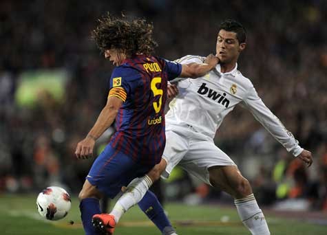Carles Puyol (trái) liên tục phải tìm cách chặn Ronaldo trong hiệp 1 vì thói quen dâng cao của Alves