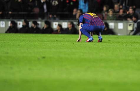 Lionel Messi khụy gối tại thánh địa Nou Camp