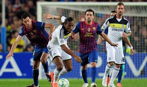 Didier Drogba bị các cầu thủ Barca kèm cặp kỹ càng mỗi lần tấn công