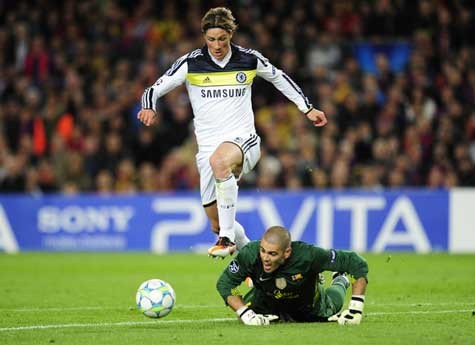 Torres vượt qua Valdes trong tình huống đặt dấu chấm hết cho hy vọng El Clasico tại Munich