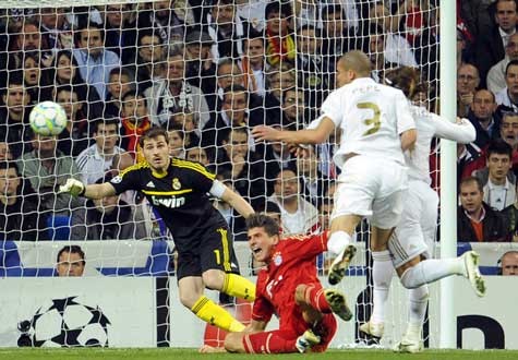 Gomez không thể xoay sở được trong vòng vây của hàng thủ Real
