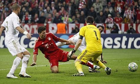 Mario Gomez (áo đỏ) ghi bàn ấn định tỷ số 2-1 tại Allianz Arena cách đây 1 tuần