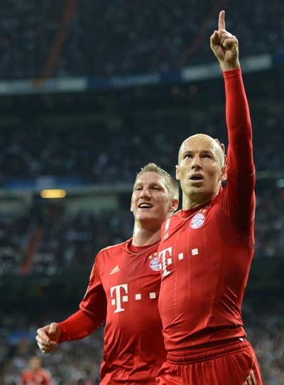 Robben san bằng tổng tỷ số từ chấm phạt đền ở phút 27