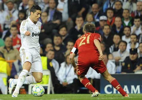Ronaldo đối mặt với Philip Lahm