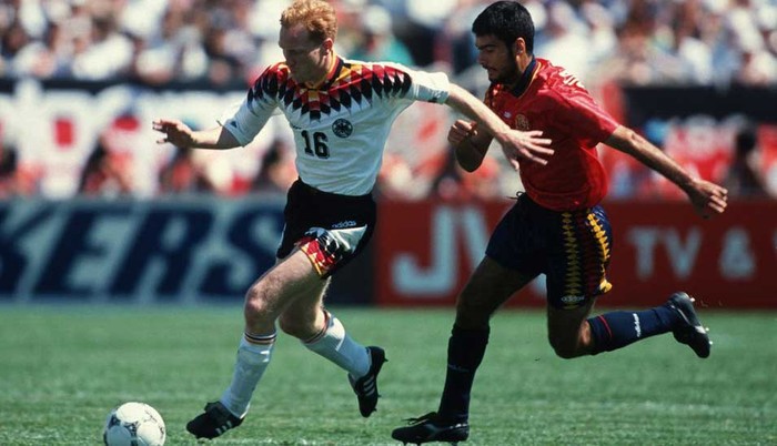 Cựu số 4 của Azulgrana có lần đầu tiên khoác áo đội tuyển quốc gia vào năm 1992 và cho đến hết sự nghiệp đã 47 lần chơi cho Tây Ban Nha, ghi được 5 bàn thắng. Ông là đội trưởng của đội tuyển TBN giành huy chương vàng tại Olympic 1992 tại Barcelona.