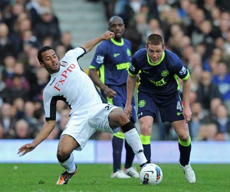 Dembele (trái) cùng Clint Dempsey là hai trong số những cầu thủ có ảnh hưởng lớn tới lối chơi của Fulham