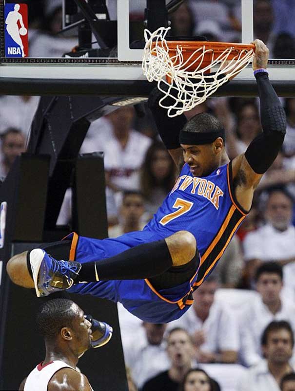 Carmelo Anthony (áo xanh) của đội New York Knicks thực hiện cú dunk qua đầu hậu vệ Dwyane Wade của Miami Heat. Knicks giành chiến thắng ở trận thứ 4 của serie vòng 1 NBA Playoff với tỷ số 89-87, nhưng Heat tiến vào bán kết miền Đông sau khi chiến thắng ở trận thứ 5 để kết thúc serie 4-1.