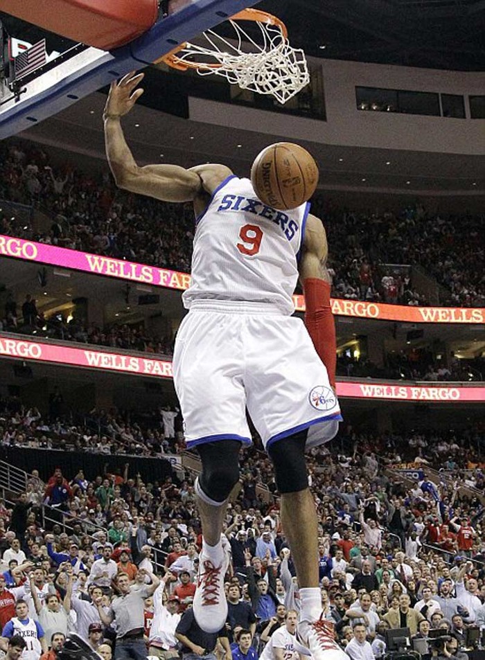 Andre Iguodala của đội Philadelphia 76ers thực hiện cú dunk trong trận thứ 4 thuộc khuôn khổ NBA Playoff với Chicago Bulls. 76ers đánh bại Bulls trong loạt 6 trận (4-2) để lọt vào bán kết miền Đông.