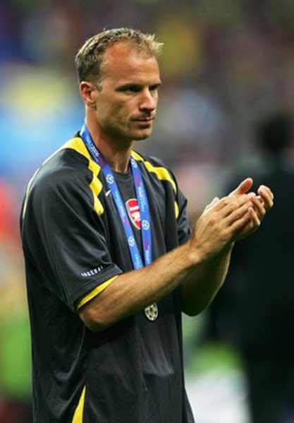 16. Dennis Bergkamp: Cùng với Patrick Vieira, Bergkamp giúp Arsenal thống trị bóng đá Anh trong nửa đầu của triều đại Arsene Wenger. Tuy nhiên vinh quang châu lục đã từ chối người đàn ông sợ máy bay này vào năm 2006, và Bergkamp chỉ có thể an ủi với 2 chức vô địch UEFA Cup (trước khi đến Arsenal).