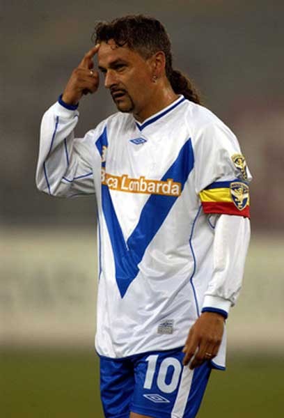17. Roberto Baggio: Danh thủ vĩ đại có mái tóc đuôi ngựa này có rất ít thành công ở cấp độ CLB. Danh hiệu châu Âu duy nhất mà ông có là UEFA Cup năm 1993 cùng Juventus. Baggio giúp Inter dự Champions League mùa 2000-01 nhưng rời CLB trước khi kịp ra sân ở giải đấu này.