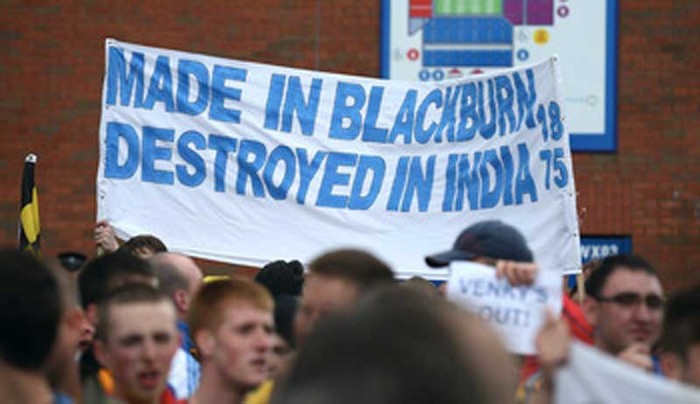 13. CĐV của Blackburn: Khó có thể trách các cầu thủ Blackburn lẫn HLV Steve Kean khi đội bóng của họ phải xuống hạng mùa này. Các CĐV của họ ra sức phản đối Steve Kean và coi ông là kẻ bợ đỡ cho các ông chủ Ấn Độ, những người bị căm ghét vì đã vô cớ sa thải nhà cầm quân lão luyện Sam Allardyce. Việc một fan ném gà mái vào trong sân chỉ là một trong số những hình ảnh thể hiện sự thiếu niềm tin vào đội bóng mình yêu mến, và việc Blackburn xuống hạng là kết quả hoàn toàn xứng đáng cho thái độ chống đối ấy.