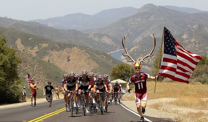 Dory Holte cầm lá quốc kỳ Hoa Kỳ trong lúc di chuyển cùng đoàn đua xe đạp ở chặng 4 giải Amgen Tour tổ chức tại California, Mỹ.