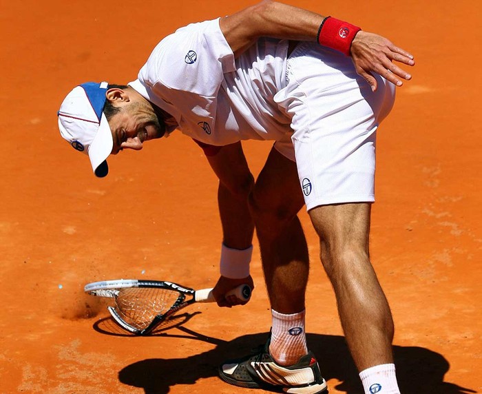 Novak Djokovic làm gãy vợt sau khi thua set 1 trận đấu với Juan Monaco tại Italian Open.