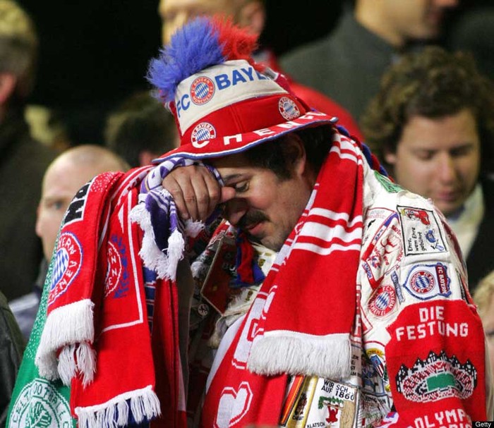 Một CĐV Bayern gạt nước mắt sau trận thua của đội nhà ở Stamford Bridge.