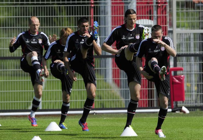 Từ trái sang: Arjen Robben, Takashi Usami, Emre Can, Daniel Van Buyten và Franck Ribery tập luyện trước giờ đại chiến