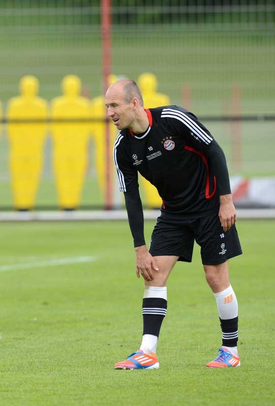 Robben chủ yếu luyện cách sút chân phải, bởi điểm yếu của tiền vệ này là không có thói quen sút bóng bằng chân nghịch.
