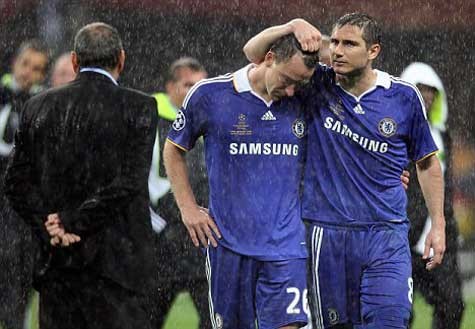 Frank Lampard an ủi đồng đội John Terry sau thất bại tại chung kết năm 2008