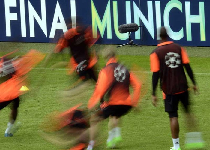 Một góc ảnh chụp cảnh Torres và các đồng đội tập chuyền bóng