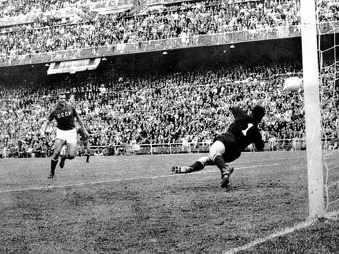 Trận chung kết gay cấn giữa Nam Tư và Liên Xô chứng kiến Lev Yashin cản phá một quả phạt đền trong hiệp 2