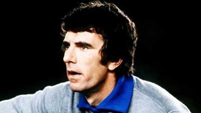 Khung thành của Dino Zoff không thể bị động tới trong trận bán kết khi Italia đụng độ hàng công trứ danh của Liên Xô. Sau 120 phút bất phân thắng bại, hai đội phải phân định thắng thua bằng tung đồng xu và Italia đã chọn đúng mặt.