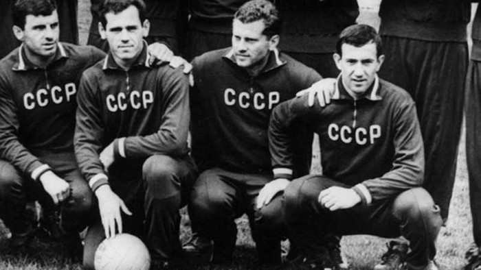 Viktor Ponedelnik (thứ hai từ phải sang) tiếp tục góp mặt ở kỳ EURO này sau bàn thắng quyết định ở chung kết 4 năm trước. Ông ghi 1 bàn trong chiến thắng 3-0 của Liên Xô trước Đan Mạch, đội bất ngờ lọt tới bán kết.